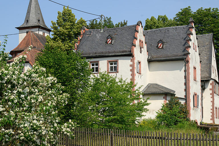 Mit Schloss, Kirche und zahlreichen alten Bauernhöfen wirkt Wolfsmünster fast wie ein Freilandmuseum. Mit Schloss, Kirche und zahlreichen alten Bauernhöfen wirkt Wolfsmünster fast wie ein Freilandmuseum.
