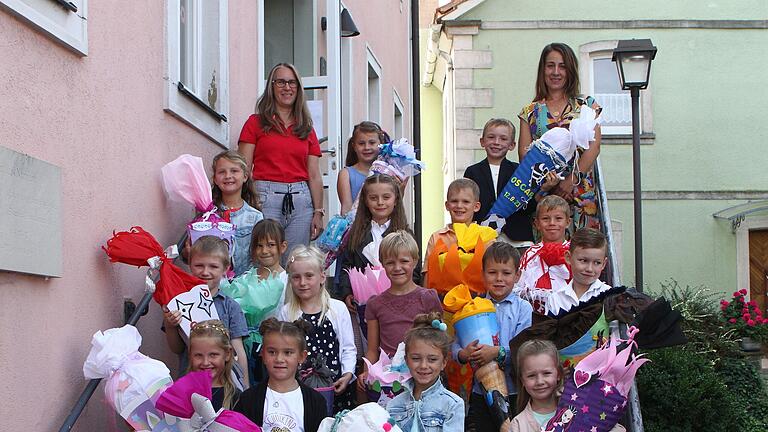 Die sechs Jungen und zehn Mädchen der ersten Klasse der Grundschule Kirchlauer werden im Schulhaus Neubrunn unterrichtet. Ihre Lehrerin sind Iris Reges (links) und Sabrina Pottler. Die sechs Jungen und zehn Mädchen der ersten Klasse der Grundschule Kirchlauer werden im Schulhaus Neubrunn unterrichtet. Ihre Lehrerin sind Iris Reges (links) und Sabrina Pottler.