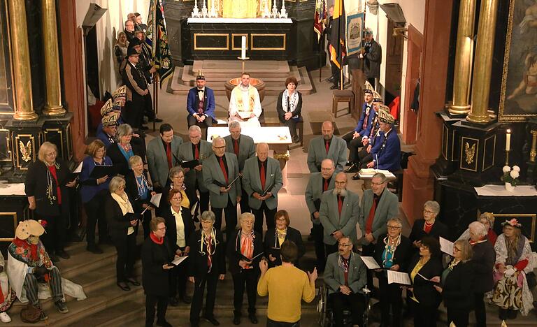 Der von Joschka Keberer dirigierte Gemischte Chor des Männergesangvereins erfreute  in der Kirche mit zwei tollen Liedern, so  mit dem traditional African-American spiritual 'He's Got the Whole World in His Hands' und dem wundervollen Song 'Heaven Is a Wonderful Place'.