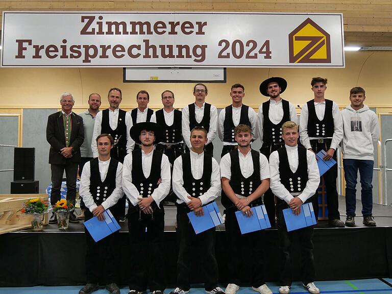 Bei der Zimmerer-Innung Main-Spessart wurden zehn Junggesellen freigesprochen. Hinten von links: Peter Aicher (Präsident des Bayerischen Zimmererverbandes), Kevin Weidner (1.Vorsitzender Gesellenprüfungsausschuss), Stefan Weyer (Bezirksvorsitzender Unterfranken, Michael Wirth (Stv. Obermeister Zimmerer-Innung Main-Spessart), Volker Schäfer (Obermeister Zimmerer-Innung Main-Spessart), Lars Schäfer (Zimmerei Holzbau Volker Schäfer), Sascha Scheurich (Zimmerei Brönner), Philipp Haack (Holzbau Weyer GmbH), Julian Rieck (Zimmerei Martin ) und Tim Magerl (Zimmerei Martin). Vorne von links: Anton Bauer (Karlburger Holzbau GmbH), René Funk (Zimmerei u. Bauunternehmen GmbH Kunkel), Paul Knobeloch (Zimmerei Brönner), Julian Wirzberger (Zimmerei Holzbau Günter Amend) und Jan Wendel (Karlburger Holzbau GmbH). Bei der Zimmerer-Innung Main-Spessart wurden zehn Junggesellen freigesprochen. Hinten von links: Peter Aicher (Präsident des Bayerischen Zimmererverbandes), Kevin Weidner (1.Vorsitzender Gesellenprüfungsausschuss), Stefan Weyer (Bezirksvorsitzender Unterfranken, Michael Wirth (Stv. Obermeister Zimmerer-Innung Main-Spessart), Volker Schäfer (Obermeister Zimmerer-Innung Main-Spessart), Lars Schäfer (Zimmerei Holzbau Volker Schäfer), Sascha Scheurich (Zimmerei Brönner), Philipp Haack (Holzbau Weyer GmbH), Julian Rieck (Zimmerei Martin ) und Tim Magerl (Zimmerei Martin). Vorne von links: Anton Bauer (Karlburger Holzbau GmbH), René Funk (Zimmerei u. Bauunternehmen GmbH Kunkel), Paul Knobeloch (Zimmerei Brönner), Julian Wirzberger (Zimmerei Holzbau Günter Amend) und Jan Wendel (Karlburger Holzbau GmbH).