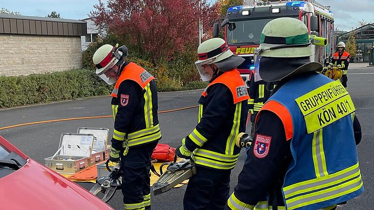 Höchste Konzentration bei der Einsatzübung auf dem Feuerwehrhof. Der Angriffstrupp führt die Anwendung von Rettungsschere und -spreizer zur Personenbefreiung aus einem verunfallten Fahrzeug vor.