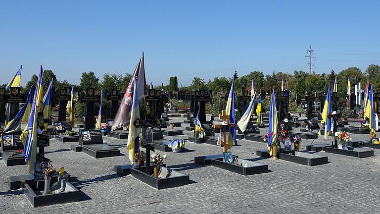 Ukraine-Krieg – ukrainischer Soldatenfriedhof       -  Moskau und Kiew beklagen hohe Verluste im Krieg. (Archivbild)