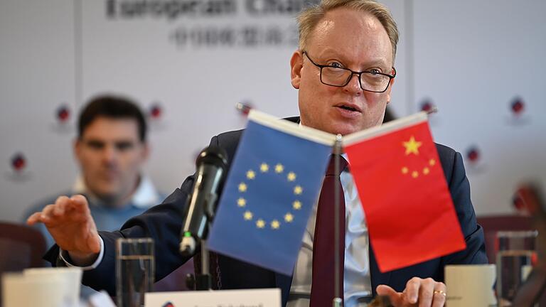 EU-Kammer in China stellt Bericht zu Isolierung vor - EU-Kammer-Präsident Eskelund warnte vor hohen Kosten und schwindender Effizienz, wenn EU-Firmen in Geschäft in China isolieren müssen. EU-Kammer in China stellt Bericht zu Isolierung vor - EU-Kammer-Präsident Eskelund warnte vor hohen Kosten und schwindender Effizienz, wenn EU-Firmen in Geschäft in China isolieren müssen.