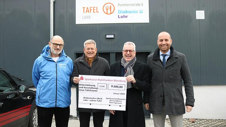 9000 Euro der Sparkassenstiftung haben Steffen Riedmann und Peter Schmitt an Michael Donath und Hubert Beck von der Lohrer Tafel (von rechts) übergeben. 9000 Euro der Sparkassenstiftung haben Steffen Riedmann und Peter Schmitt an Michael Donath und Hubert Beck von der Lohrer Tafel (von rechts) übergeben.