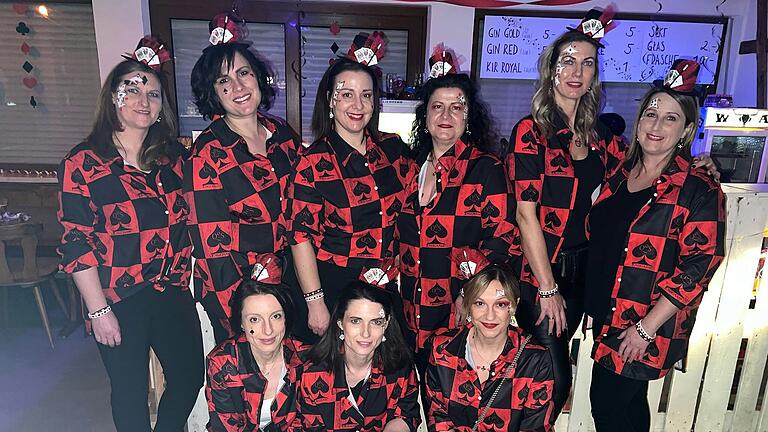 Auf dem Foto hinten Caro Holzheimer, Kathy Zeller, Nicole Hofmann, Nicole Häupler, Leni Balling, Julia Katzenberger; vorne Susi Koch, Leslie Dietz-Endres, Juliane Schilling. Auf dem Foto hinten Caro Holzheimer, Kathy Zeller, Nicole Hofmann, Nicole Häupler, Leni Balling, Julia Katzenberger; vorne Susi Koch, Leslie Dietz-Endres, Juliane Schilling.