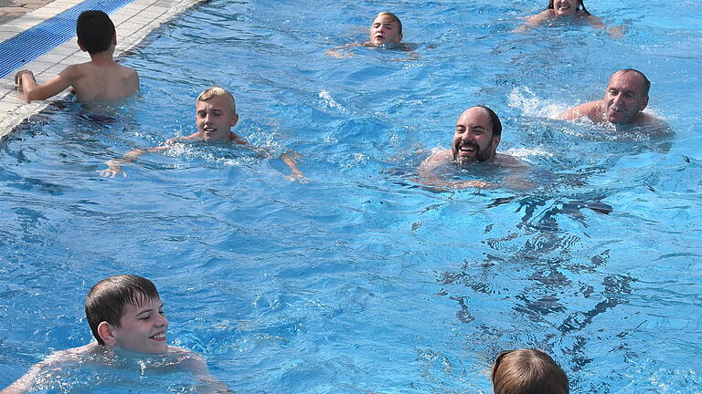 Dreieinhalb mal durch den Ärmelkanal - so viele Kilometer sind beim Benefizschwimmen zusammengekommen.