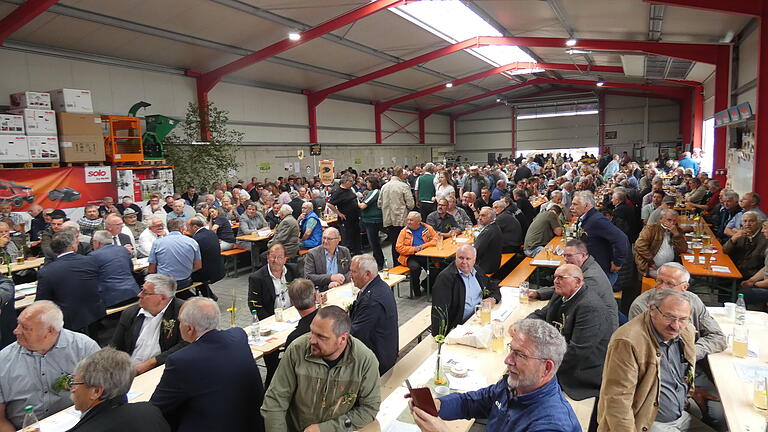 Rund 700 Feldgeschworene kamen in die Festhalle nach Dürrenried.