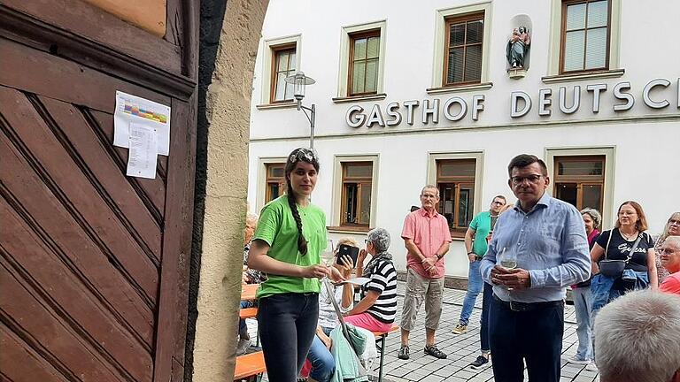 Zur Eröffnung des Höflefests sprachen Weinprinzessin Ramona Schum und Bürgermeister Armin Warmuth. - Zur Eröffnung des Höflefests sprachen Weinprinzessin Ramona Schum und Bürgermeister Armin Warmuth. Zur Eröffnung des Höflefests sprachen Weinprinzessin Ramona Schum und Bürgermeister Armin Warmuth. - Zur Eröffnung des Höflefests sprachen Weinprinzessin Ramona Schum und Bürgermeister Armin Warmuth.