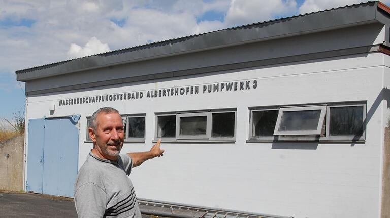 Der WBV-Vorsitzende Erich Wenkheimer vor dem Pumpwerk am Birkensee.