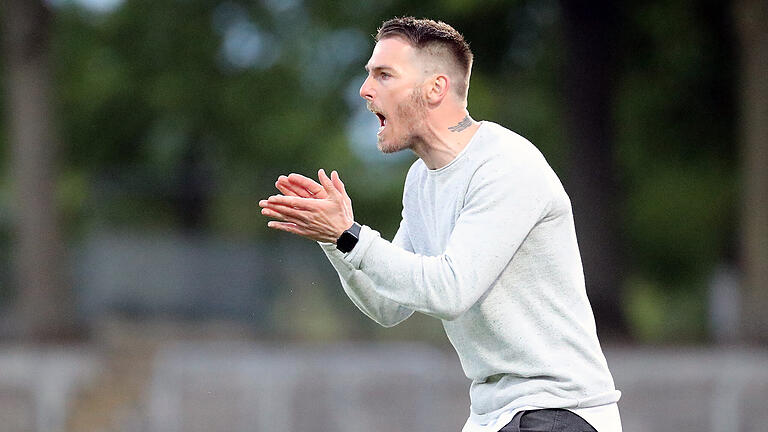 Trainer Tobias Strobl (1. FC Schweinfurt 05) gibt Anweisungen.