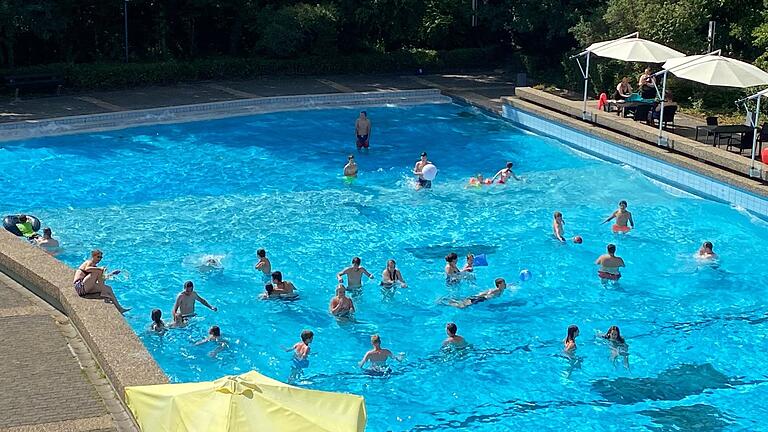Hinter dem Wellenbad (rechts) soll ein neues Technikgebäude mit Duschen, Umkleiden und Sanitärräumen gebaut werden. Hinter dem Wellenbad (rechts) soll ein neues Technikgebäude mit Duschen, Umkleiden und Sanitärräumen gebaut werden.