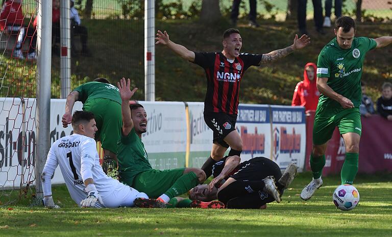 Nach einem Foul an Marco Nickel (am Boden) entschied der Schiedsrichter auf Strafstoß für den TSV Aubstadt, Martin Thomann (hinten) verwandelte ihn zum 1:0 im Spiel gegen die SpVgg Ansbach. Nach einem Foul an Marco Nickel (am Boden) entschied der Schiedsrichter auf Strafstoß für den TSV Aubstadt, Martin Thomann (hinten) verwandelte ihn zum 1:0 im Spiel gegen die SpVgg Ansbach.