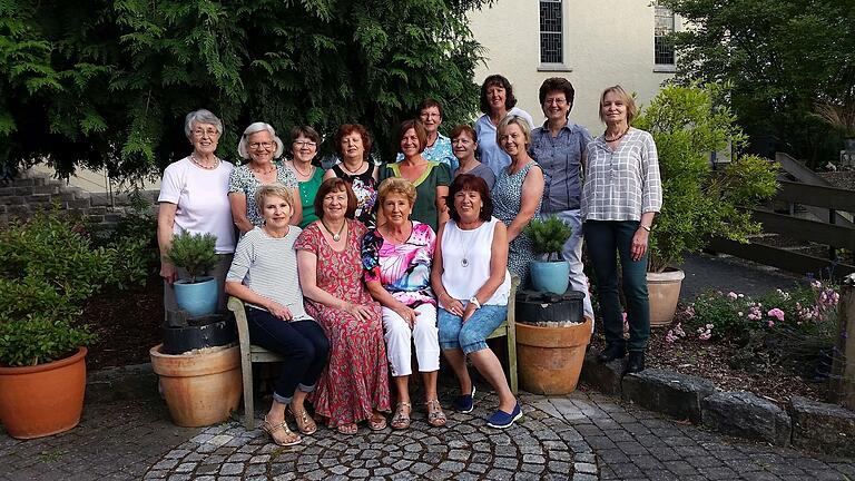 Die Damen des meditativen Tanzkreises vor dem evangelischen Pfarrhaus in Mellrichstadt mit Tanzpädagogin Heide-Rose Bär in der Mitte. Die Damen des meditativen Tanzkreises vor dem evangelischen Pfarrhaus in Mellrichstadt mit Tanzpädagogin Heide-Rose Bär in der Mitte.