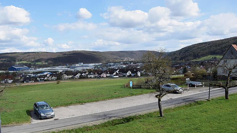 Auf dieser Wiese am Rande des Areals des Lohrer Bezirkskrankenhauses soll bis Mitte 2025 ein neues Zentralklinikum für den Landkreis Main-Spessart entstehen. Auf dieser Wiese am Rande des Areals des Lohrer Bezirkskrankenhauses soll bis Mitte 2025 ein neues Zentralklinikum für den Landkreis Main-Spessart entstehen.