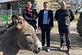 Esel Gustav wird einer der tierischen Mitarbeiter auf dem ersten Bauernhof-Kindergarten im Landkreis. Diana Stierhof (von links) mit Sohn Emil, Felix Wallström und Frank Stierhof starten im September 2024 in Dornheim.