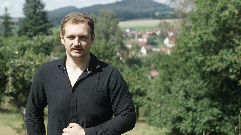 Max Hümmer vor der Kulisse von Geroda. Der 27-Jährige möchte sich vor allem für die Landwirte und Jäger einsetzen, falls er in den bayerischen Landtag gewählt werden sollte. Und er plädiert für den Abschuss des Wolfs auch in der Rhön.       -  Max Hümmer vor der Kulisse von Geroda. Der 27-Jährige möchte sich vor allem für die Landwirte und Jäger einsetzen, falls er in den bayerischen Landtag gewählt werden sollte. Und er plädiert für den Abschuss des Wolfs auch in der Rhön.