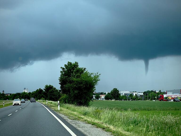 Auf dem Rückweg von Schweinfurt sahen Jochen und Julian Fehlbaum am Freitag gegen 13.30 Uhr den sich entwickelnden Tornado über Gerolzhofen.