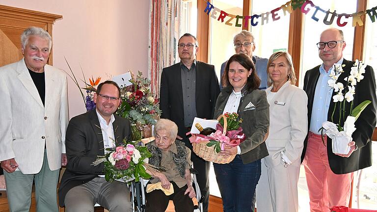 Rita Gerhard (Mitte) feierte am Mittwoch ihren 100. Geburtstag. Es gratulierten (von links): Thomas Störlein (Stiftung Bahn-Sozialwerk), Karlstadts Bürgermeister Michael Hombach, Dieter Reichert (Geschäftsführer Herold-Stiftung), Dr. Peter Herzog, Landrätin Sabine Sitter, Zdenka Thielke-Kolar (Einrichtungsleiterin) und Himmelstadts Bürgermeister Herbert Hemmelmann.