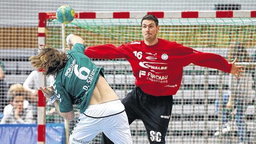 Das sportlich spannendste Duell des Benefizspiels: Rimpars Daniel Sauer (beim Wurf) und Gummersbachs Nationaltorwart Carsten Lichtlein kennen sich seit vielen Jahren nicht nur aus gemeinsamen Bundesliga-Zeiten. Sauer überwand Lichtlein siebenmal, doch der entschärfte auch einige Würfe seines Kumpels. Das sportlich spannendste Duell des Benefizspiels: Rimpars Daniel Sauer (beim Wurf) und Gummersbachs Nationaltorwart Carsten Lichtlein kennen sich seit vielen Jahren nicht nur aus gemeinsamen Bundesliga-Zeiten. Sauer überwand Lichtlein siebenmal, doch der entschärfte auch einige Würfe seines Kumpels.