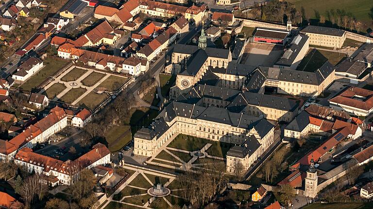 Diese Luftaufnahme von Ebrach in der Abendsonne vermittelt ein gutes Bild von der Größe des ehemaligen Zisterzienserklosters mit seinen Abteigärten.&nbsp;Um ein transnationales „Europäisches Kulturerbe-Siegel“ auch für das Kloster Ebrach geht es bei einem Vorstoß des Landkreises Bamberg.&nbsp;