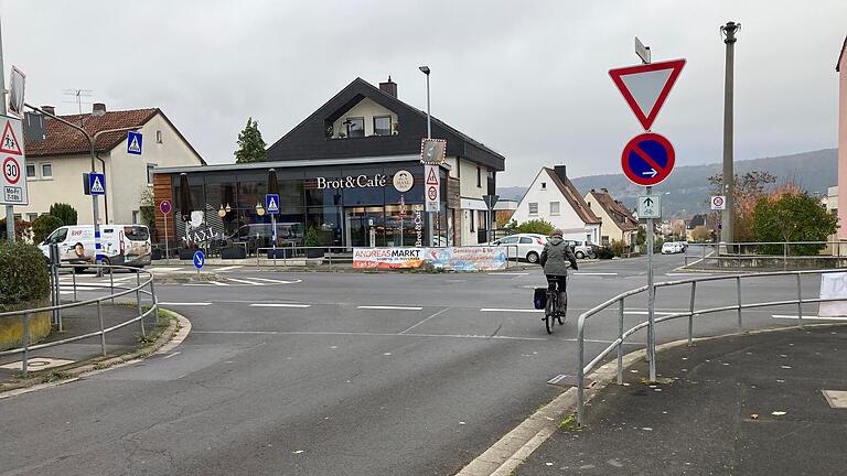 In die Bodelschwinghstraße mündet der Tiefenweg ein. Die Verlängerung in Richtung Altstadt ist die Zahnstraße, die zur Einbahnstraße werden soll, um Platz für Fußgänger und Radfahrende zu bekommen.