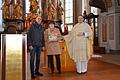 Kirchenpfleger Paul Schug, Pfarrsekretärin Roswitha Wolf und Pfarrer Dr. Matthias Eller bei der Verabschiedung am Ende des Gottesdienstes in St. Mauritius.