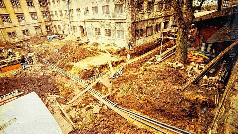 Eine einzige Baustelle: der Innenhof des Klosters Triefenstein während der Renovierungsarbeiten Ende der 1980er Jahre. Eine einzige Baustelle: der Innenhof des Klosters Triefenstein während der Renovierungsarbeiten Ende der 1980er Jahre.