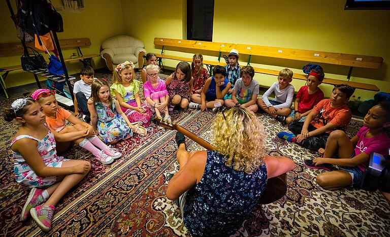 Blick hinter die Kulissen: Die 'Chorwürmchen' aus Sennfeld und Kinder aus Bergrheinfeld stimmen sich auf ihren großen Auftritt ein.