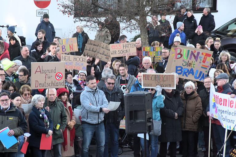 'Uffenheim ist bunt.' Rund 500 Menschen ließen daran keinen Zweifel. Sie demonstrierten gegen Rechtsextremismus und setzten sich für Toleranz und Demokratie ein. 'Uffenheim ist bunt.' Rund 500 Menschen ließen daran keinen Zweifel. Sie demonstrierten gegen Rechtsextremismus und setzten sich für Toleranz und Demokratie ein.