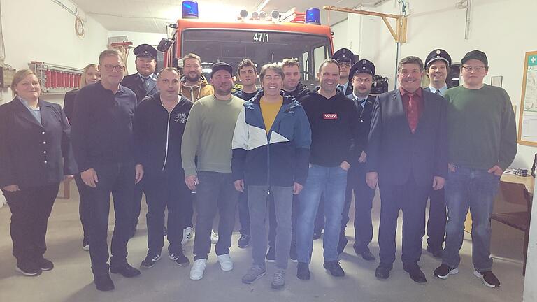 Auf dem Foto die Geehrten. Für 50 Jahre Feuerwehrdienst: Michael Pöhnlein (Dritter von rechts); für 40 Jahre Helmut Hornung (Dritter von links) und Karl Bauer (Achter von rechts); für 25 Jahre: Benjamin Kühnast (Fünfter von links), Christian Bauer (rechts daneben), Thomas Friedrich (rechts daneben), Alexander Schulze (rechts daneben), Marcel Scheuring (Siebter von rechts) und Nico Wirsing (rechts daneben).