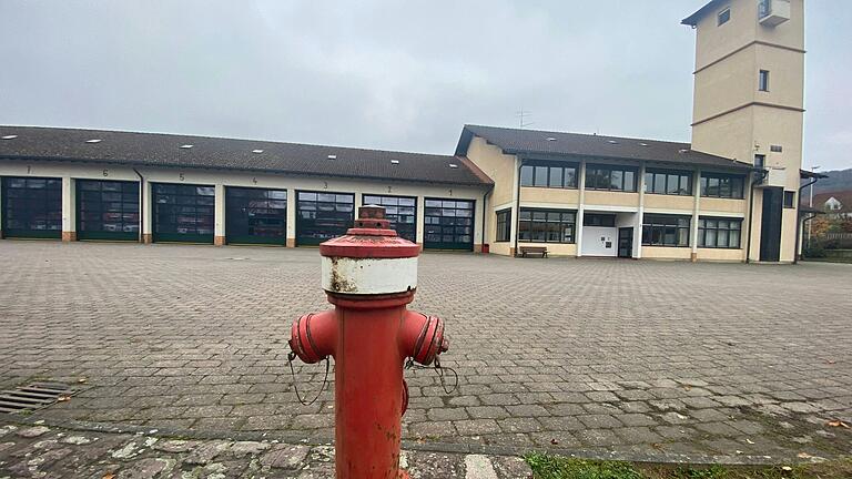 Die Lohrer Feuerwache ist in Teilen sanierungsbedürftig. Insbesondere der Beton bröckelt an etlichen Stellen. Jetzt wurde einer der Wehrleute bei einer Übung durch einen herabstürzenden Betonbrocken verletzt. Was spricht für einen Neubau, was für eine Sanierung?&nbsp;