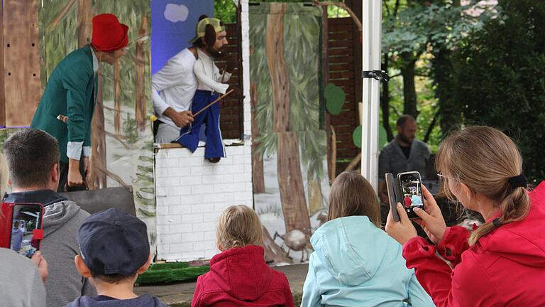 Im Rahmen der Jubiläumswoche zum 40-jährigen Bestehen der Gerolzhöfer Stadtbibliothek im Bürgerspital gasteierte am Montagnachmittag das Kindertheater &quot;Eugen Art&quot; mit Amelie und Christoph Auer im Spitalgarten.