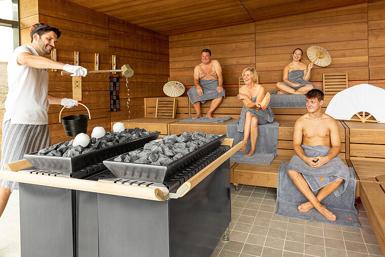 WVV Sauna       -  Die Saunaaufgüsse im Weinkabinett, der Teichblicksauna und der Erdsauna können nun wieder mit leichten Wedel-Techniken stattfinden.