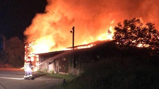 Mit 90 Einsatzkräften versuchten örtliche Feuerwehren, den Brand unter Kontrolle zu bringen.