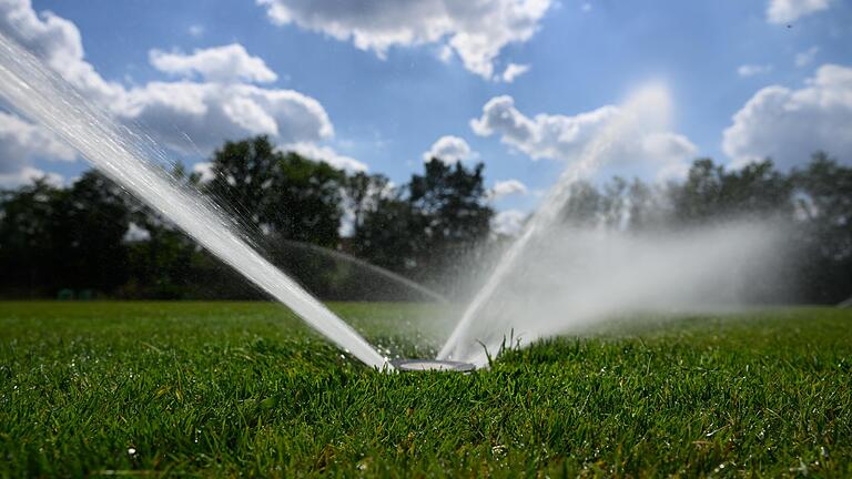 Wenn Rasen auf Fußballplätzen und anderen Sportanlagen bei Trockenheit überleben soll, ist dafür viel Wasser notwendig.