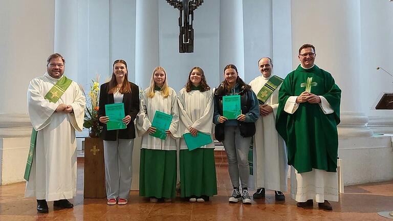 Das Foto zeigt die Verabschiedung von links: Diakon Thomas Prapolinat, Ministrantinnen Laurentine, Annika, Lotta und Carina, Diakon Wolfgang Dömling und Pfarrer Dr. Andreas Krefft.