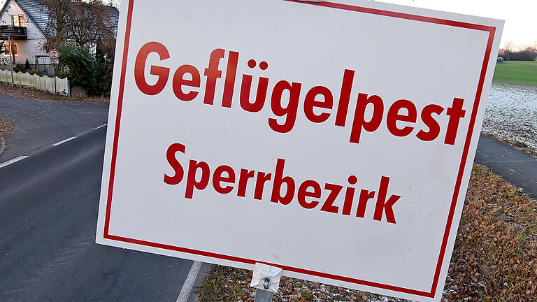 Vogelgrippe in Niedersachsen       -  ARCHIV - Ein Schild weist auf den Geflügelpest-Sperrbezirk am 29.11.2016 am Ortseingang von Isernhagen in der Region von Hannover (Niedersachsen) hin. Experten rechnen weiterhin mit Neuansteckungen. (zu dpa vom 12.01.2017) Foto: Holger Hollemann/dpa +++(c) dpa - Bildfunk+++ | Verwendung weltweit