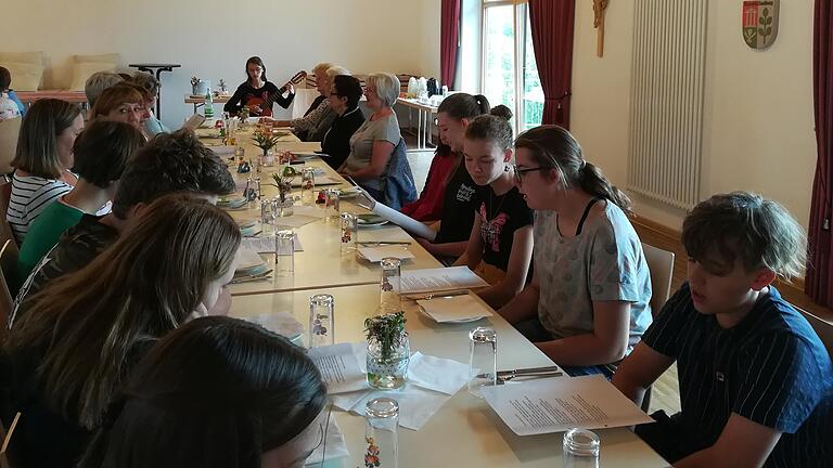 Die Schüler der siebten Klasse der  Montessorischule Rhön-Saale luden die Sandberger Senioren zu einem Seniorenvormittag mit Frühstück und heiteren Einlagen ein.