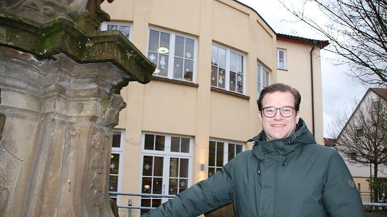 Das Bürgerspital hat sich Norbert Schaub als Motiv ausgesucht: Der SPDler kämpft dafür, dass das Seniorenheim erhalten bleibt. Foto: Ralf Ruppert - Das Bürgerspital hat sich Norbert Schaub als Motiv ausgesucht: Der SPDler kämpft dafür, dass das Seniorenheim erhalten bleibt. Foto: Ralf Ruppert Das Bürgerspital hat sich Norbert Schaub als Motiv ausgesucht: Der SPDler kämpft dafür, dass das Seniorenheim erhalten bleibt. Foto: Ralf Ruppert - Das Bürgerspital hat sich Norbert Schaub als Motiv ausgesucht: Der SPDler kämpft dafür, dass das Seniorenheim erhalten bleibt. Foto: Ralf Ruppert