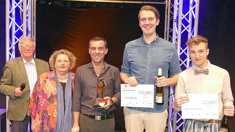 Siegerehrung beim Fränkischen Kabarettpreis: Roland Metz, Bezirkstagspräsidentin Eva-Maria Linsenbreder, der Sieger Martin Schmitt, Jonas Greiner und Bernard Paschke.