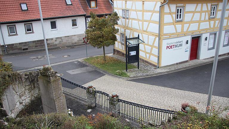 Blick auf Kriegerdenkmal und Rückert Poetikum in Oberlauringen: Die 'Stele der Erinnerung' soll im Bereich des Rasenstücks vor dem Poetikum stehen. Blick auf Kriegerdenkmal und Rückert Poetikum in Oberlauringen: Die 'Stele der Erinnerung' soll im Bereich des Rasenstücks vor dem Poetikum stehen. 