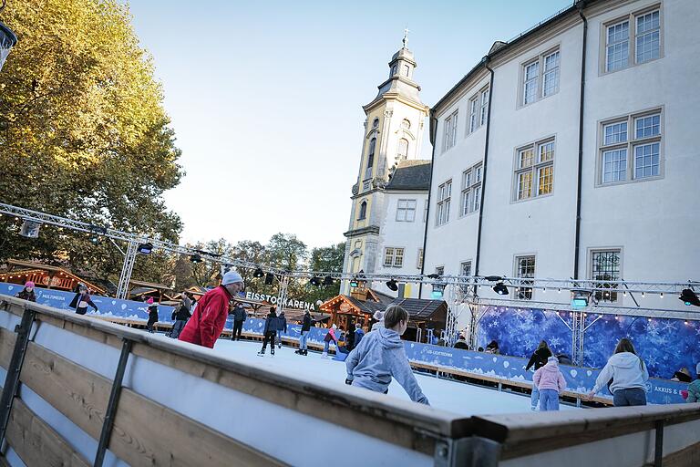 Im Mittelpunkt des Interesses beim Winterzauber steht die Eisbahn aus echtem Eis.