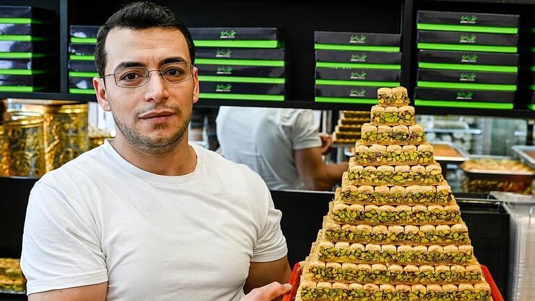 Gassan Al-Adem begann seine Ausbildung zum Konditor im Alter von 16 Jahren, heute ist er 38 Jahre alt. Gassan Al-Adem begann seine Ausbildung zum Konditor im Alter von 16 Jahren, heute ist er 38 Jahre alt.