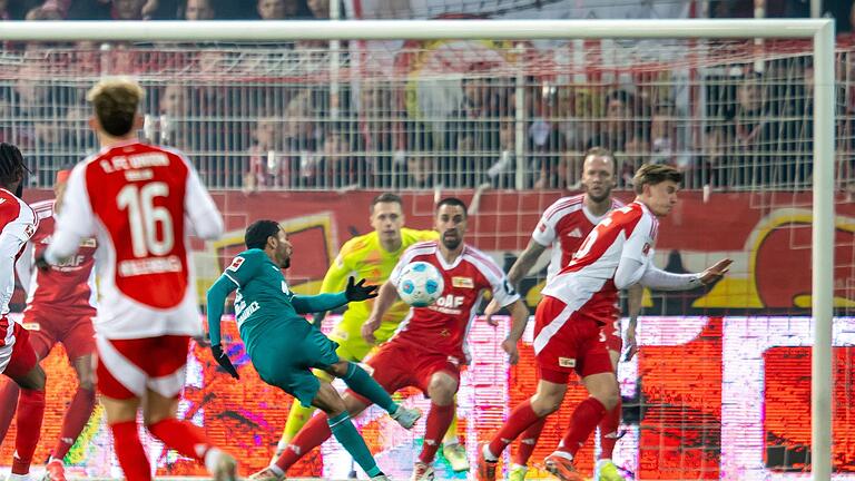 1. FC Union Berlin - FC Augsburg - Claude-Maurice traf in der ersten Halbzeit doppelt. 1. FC Union Berlin - FC Augsburg - Claude-Maurice traf in der ersten Halbzeit doppelt.