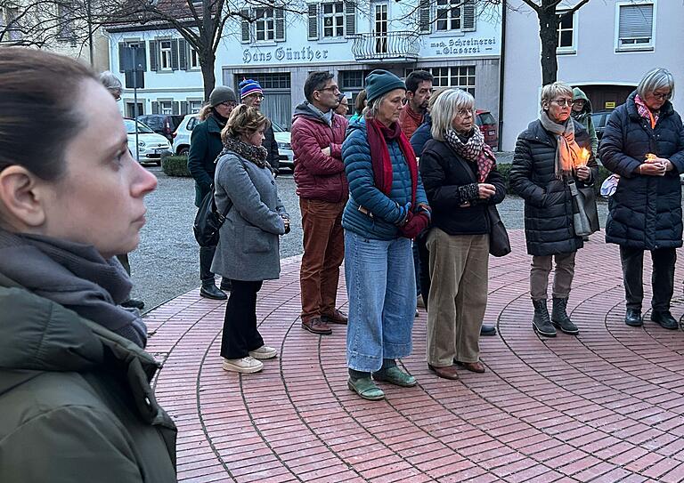 Mahnwache anlässlich des Bombenangriffs auf Kitzingen am 23. Februar 1945 auf dem Landwehrplatz. Mahnwache anlässlich des Bombenangriffs auf Kitzingen am 23. Februar 1945 auf dem Landwehrplatz.