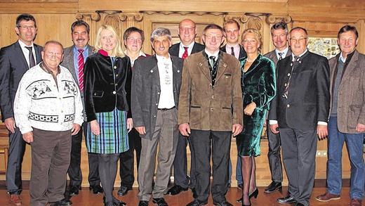 Zweimal 40. Jubiläum: Ein Empfang fand im Renaissance-Saal des Burgsinner Schlosses in Thüngen zum 40. Dienstjubiläum für Braumeister Dieter Beutel von der Burgbrauerei Herzog von Franken und für Alban Höfling, dem Verwalter des Freiherrlich von Thüngenschen Domänenamts, statt. Es gratulierten (von links) Landrat Thomas Schiebel, Richard Leppich (Mitarbeiter i. R.), Thüngens Bürgermeister Lorenz Strifsky, Brauereichefin Susan Schubert, Monika Höfling, Braumeister Dieter Beutel, Hanskarl Freiherr von Thüngen, Verwalter Alban Höfling, Konrad von Thüngen, Susanne von Thüngen, Konrad Elmar (DBV-Kreisgeschäftsführer), Gerhard Endres (Kreisobmann des Bayerischen Bauernverbands) und Wilhelm Friedrich (Bürgermeister Zeitlofs). Zweimal 40. Jubiläum: Ein Empfang fand im Renaissance-Saal des Burgsinner Schlosses in Thüngen zum 40. Dienstjubiläum für Braumeister Dieter Beutel von der Burgbrauerei Herzog von Franken und für Alban Höfling, dem Verwalter des Freiherrlich von Thüngenschen Domänenamts, statt. Es gratulierten (von links) Landrat Thomas Schiebel, Richard Leppich (Mitarbeiter i. R.), Thüngens Bürgermeister Lorenz Strifsky, Brauereichefin Susan Schubert, Monika Höfling, Braumeister Dieter Beutel, Hanskarl Freiherr von Thüngen, Verwalter Alban Höfling, Konrad von Thüngen, Susanne von Thüngen, Konrad Elmar (DBV-Kreisgeschäftsführer), Gerhard Endres (Kreisobmann des Bayerischen Bauernverbands) und Wilhelm Friedrich (Bürgermeister Zeitlofs).