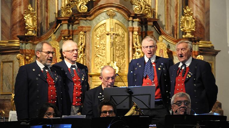 Die Hofheimer Sänger unter Leitung von Günter Huschka (rechts) gehören zum &bdquo;Inventar&ldquo; der Goßmannsdorfer Weihnacht.