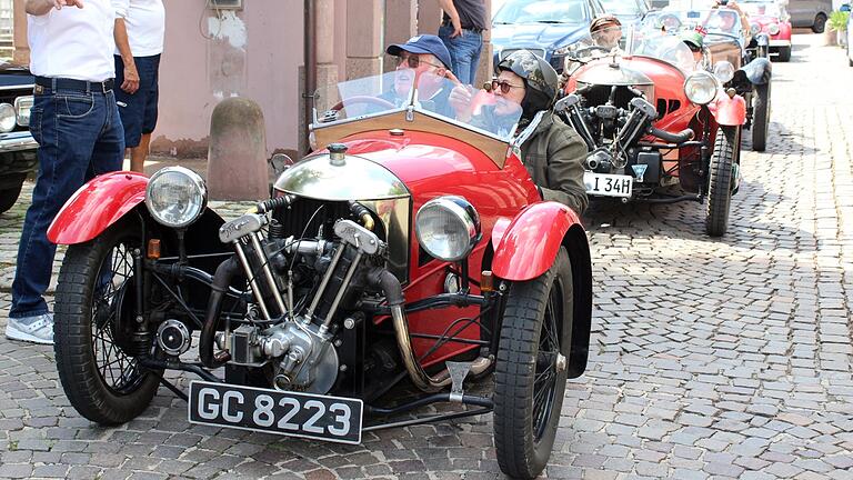 Zwei Sitze und drei Räder: Morgan Threewheeler auf Tour nach TBB.