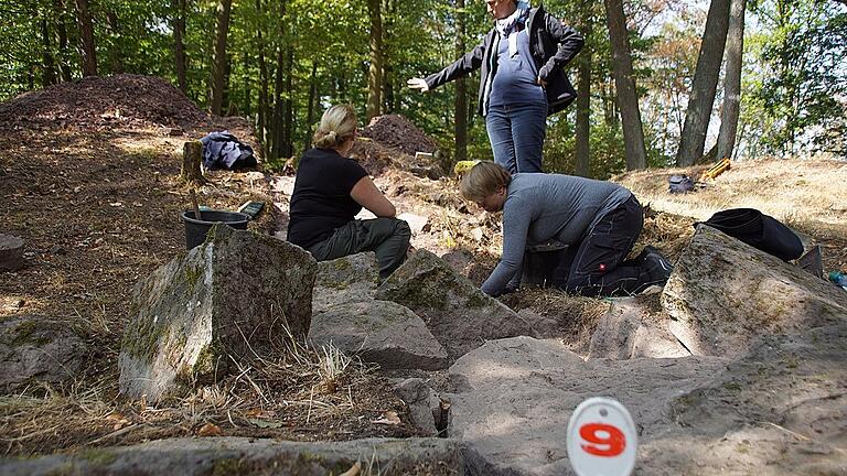 Im vergangenen August wurde letztmals am Burgstall bei Eltmann gegraben. Britta Ziegler und ihr Team (hier Vivien Welker, links, und Nadine Plaschke, rechts) versuchen, in vier Wochen so viele Geheimnisse wie möglich zu lüften.