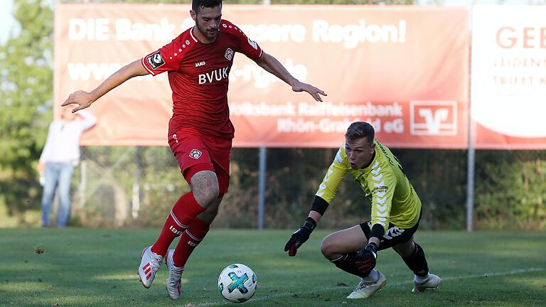 Sein bisheriger Karrierehöhepunkt: Nico Purtscher stand beim Toto-Pokal gegen die Würzburger Kickers für den TSV Aubstadt zwischen den Pfosten. Luca Pfeiffer (links) bezwang den damals 18-Jährigen drei Mal.